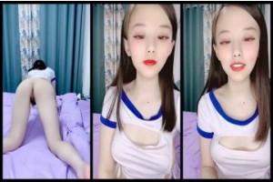 유니폼은 유혹적이며, 키가 크고 밝은 피부를 가진 소녀, 매우 분홍색 젖꼭지, 긴 다리 및 환상이 있는 새는…